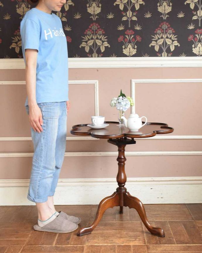 アンティークのテーブル　アンティーク家具　英国アンティーク家具、パタンと畳めるティーテーブル（ティルトップテーブル） 。使う時に天板をセット！便利な折りたたみ式のテーブルティルトップテーブルは、使う時に天板をセットするだけで、あっという間にテーブルに早変わりしちゃうんです。(q-1100-f)