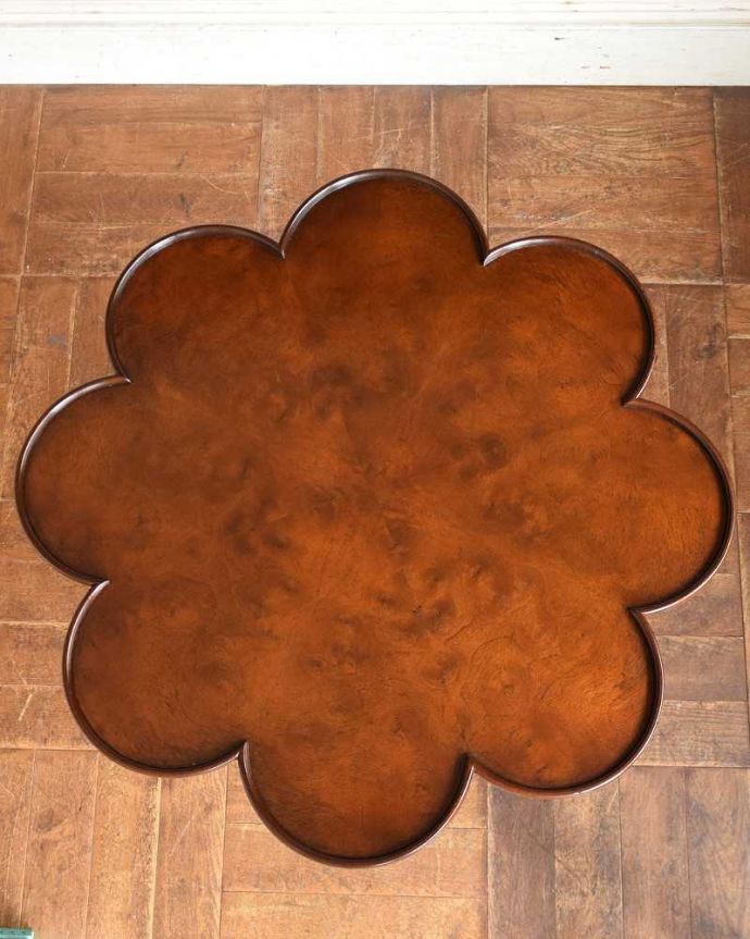 アンティークのテーブル　アンティーク家具　英国アンティーク家具、パタンと畳めるティーテーブル（ティルトップテーブル） 。テーブルを上から見ると、こんな感じです。(q-1100-f)