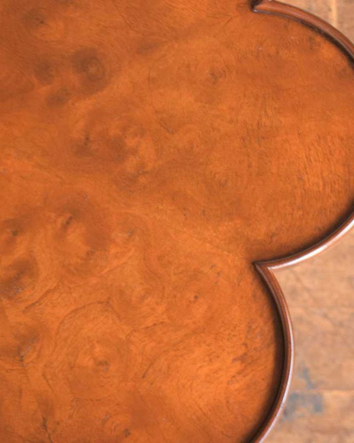 アンティークのテーブル　アンティーク家具　英国アンティーク家具、パタンと畳めるティーテーブル（ティルトップテーブル） 。ピッカピカに修復しました☆天板の塗装は職人がキレイに修復しているので、とてもキレイです！安心して使って下さい。(q-1100-f)