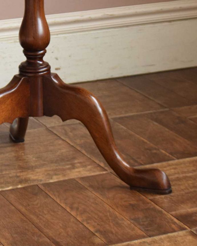 アンティークのテーブル　アンティーク家具　英国アンティーク家具、パタンと畳めるティーテーブル（ティルトップテーブル） 。持ち上げなくても移動できます！Handleのアンティークは、脚の裏にフェルトキーパーをお付けしていますので、床を滑らせてれば女性1人でも移動が簡単です。(q-1100-f)