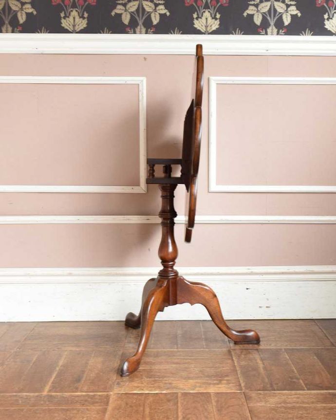 アンティークのテーブル　アンティーク家具　英国アンティーク家具、パタンと畳めるティーテーブル（ティルトップテーブル） 。横から見ると･･･よく分かるでしょう〜！使わないときはこんな風にコンパクトに収納できるので便利なんです。(q-1100-f)