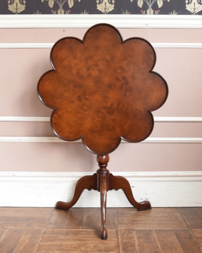 アンティークのテーブル　アンティーク家具　英国アンティーク家具、パタンと畳めるティーテーブル（ティルトップテーブル） 。立てて見ると、スクリーン畳んだ所を正面から見るとこんな感じ。(q-1100-f)