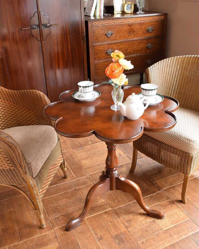 アンティークのテーブル　アンティーク家具　英国アンティーク家具、パタンと畳めるティーテーブル（ティルトップテーブル） 。折り畳みが出来ちゃうめずらしいアンティークティルトップテーブルとは、天板が折り畳めて収納できるめずらしいテーブル。(q-1100-f)