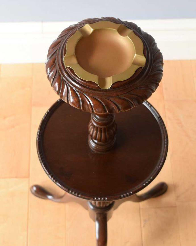 アンティーク家具 英国紳士気分で楽しめるカッコイイ英国アンティーク、トライポットのアッシュトレイスタンド(灰皿)。上から見ると･･･上から見るとこんな感じです。(q-1102-f)