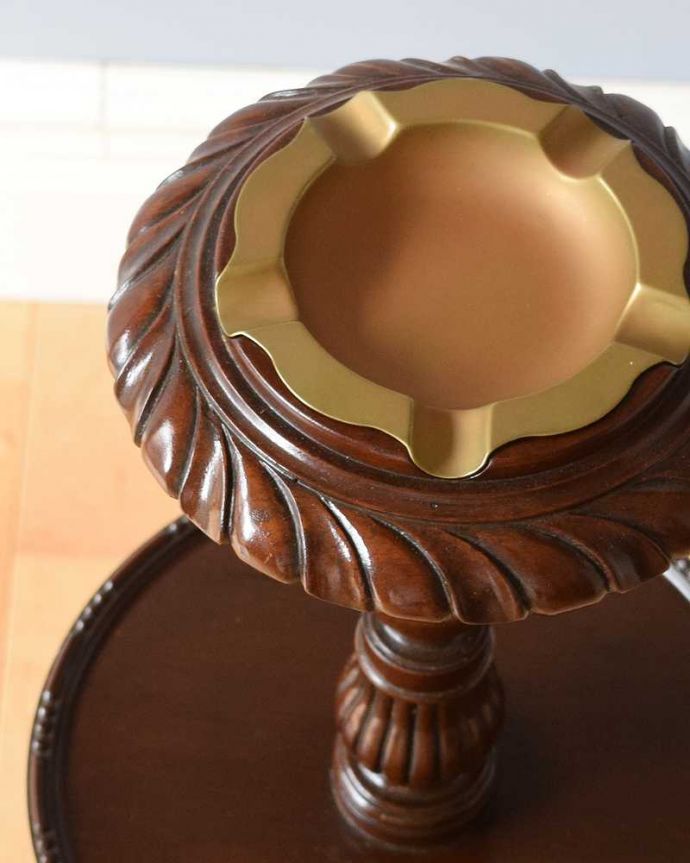 アンティーク家具 英国紳士気分で楽しめるカッコイイ英国アンティーク、トライポットのアッシュトレイスタンド(灰皿)。アンティークは新品ではないので、経年変化によるキズはありますが、専門の職人によって目立たないようにキレイにお直しをしています。(q-1102-f)