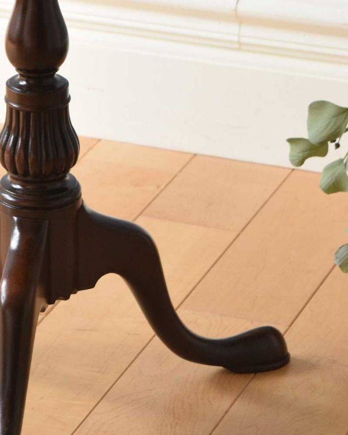 アンティーク家具 英国紳士気分で楽しめるカッコイイ英国アンティーク、トライポットのアッシュトレイスタンド(灰皿)。Handleの家具の脚の裏には･･･Handleのアンティーク家具は、床にキズが付かないよう脚の裏にフェルトキーパーをお付けしています。(q-1102-f)