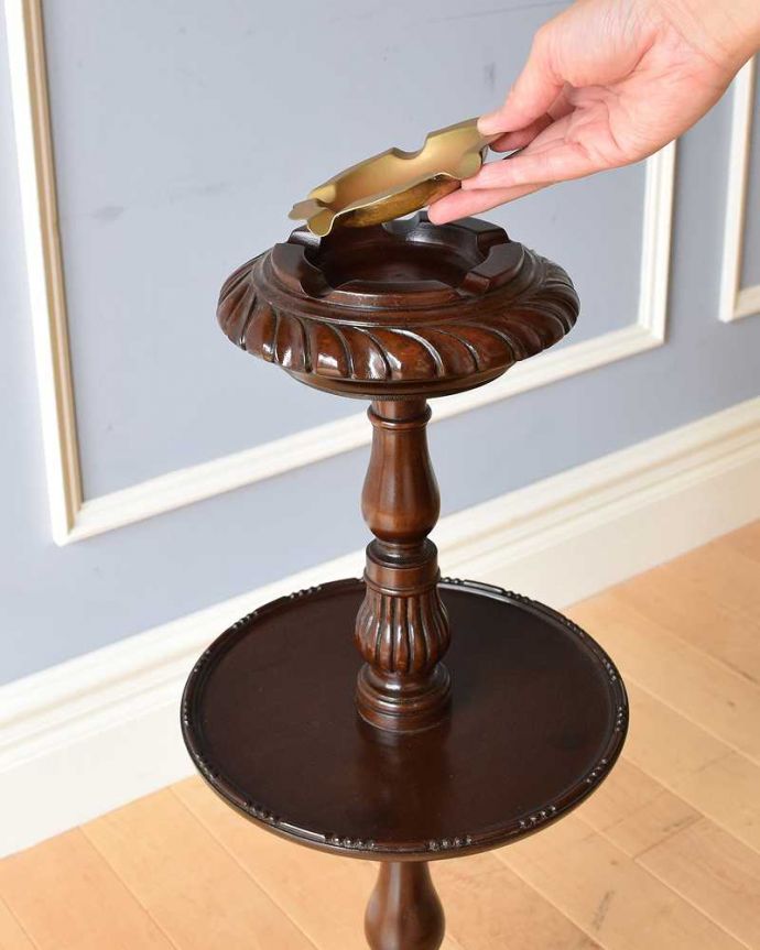 アンティーク家具 英国紳士気分で楽しめるカッコイイ英国アンティーク、トライポットのアッシュトレイスタンド(灰皿)。アッシュトレイは取り外し可能です。(q-1102-f)