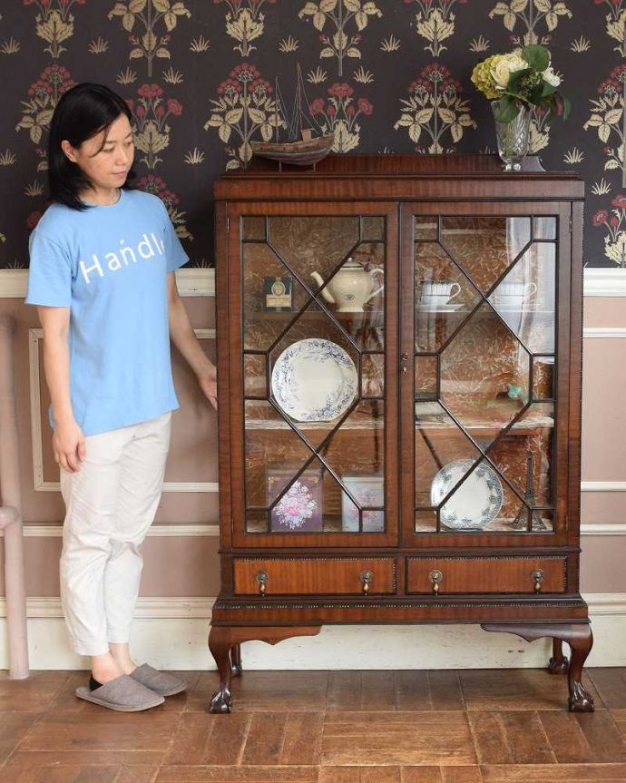 アンティークのキャビネット　アンティーク家具　英国スタイルのアンティーク家具、シノワズリデザインのブックケース 。オリエンタルな大人の雰囲気漂うシノワズリシルクロードからヨーロッパに伝わったデザインのキャビネットは、置くだけでワンランク上の洗練されたお部屋を演出してくれます。(q-1104-f)