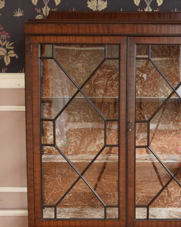 アンティークのキャビネット　アンティーク家具　英国スタイルのアンティーク家具、シノワズリデザインのブックケース 。直線で描かれたガラス面の美しさにうっとり･･･ヨーロッパの人たちが憧れた東洋の美しさに西洋デザインが混じりあってできたシノワズリデザイン。(q-1104-f)
