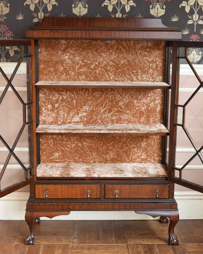 アンティークのキャビネット　アンティーク家具　英国スタイルのアンティーク家具、シノワズリデザインのブックケース 。中のクロスは新しいものに張替えてあるのでキレイです。(q-1104-f)