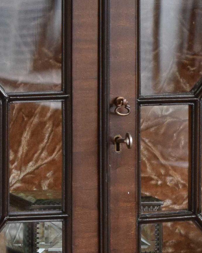 アンティークのキャビネット　アンティーク家具　英国スタイルのアンティーク家具、シノワズリデザインのブックケース 。開ける度にワクワク取っ手もアンティークらしいデザイン。(q-1104-f)