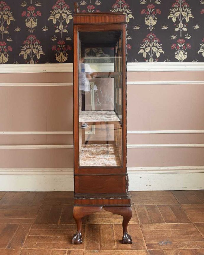 アンティークのキャビネット　アンティーク家具　英国スタイルのアンティーク家具、シノワズリデザインのブックケース 。横から見ても素敵なんですガラスキャビネットはどこから見ても美しい！いろんな角度から中を見て楽んで下さい。(q-1104-f)