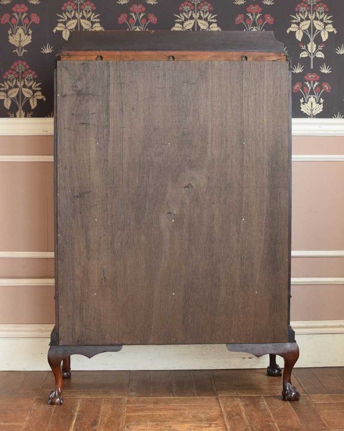 アンティークのキャビネット　アンティーク家具　英国スタイルのアンティーク家具、シノワズリデザインのブックケース 。キレイに修復しました！アンティークは新品ではないので、経年変化によるキズはありますが、専門の職人がキレイにお直しをしているので、後姿までキレイです。(q-1104-f)