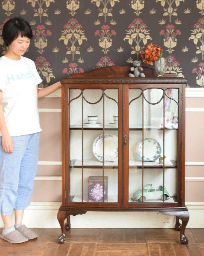 アンティークのキャビネット　アンティーク家具　クラシックな英国アンティーク家具、高級感たっぷりのガラスキャビネット。お気に入りの雑貨や食器を並べてみましょう。(q-1105-f)