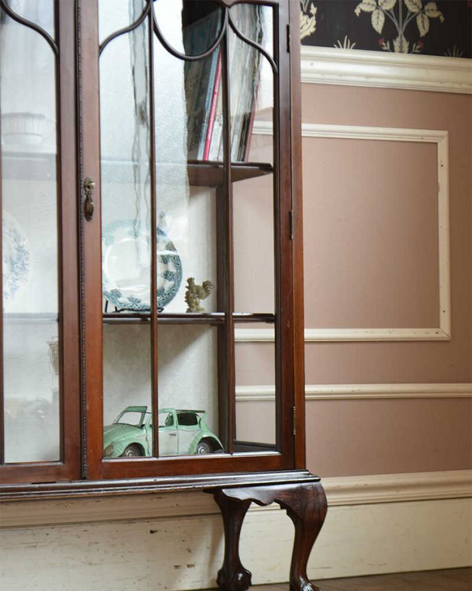 アンティークのキャビネット　アンティーク家具　クラシックな英国アンティーク家具、高級感たっぷりのガラスキャビネット。ガラス越しに中をのぞいてみると･･･中に入れたものが、どんなものでも、ちょっと高級に見えちゃうんです。(q-1105-f)