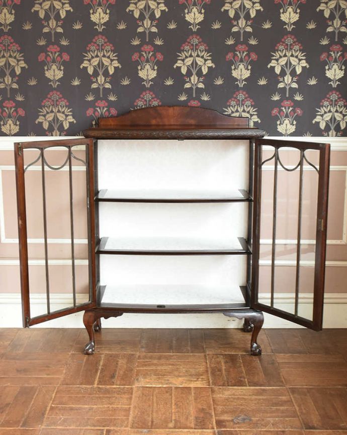 アンティークのキャビネット　アンティーク家具　クラシックな英国アンティーク家具、高級感たっぷりのガラスキャビネット。扉を開けると、中はこんな感じです職人さんが、中に何を入れてもいいようにキレイに修復して仕上げました。(q-1105-f)