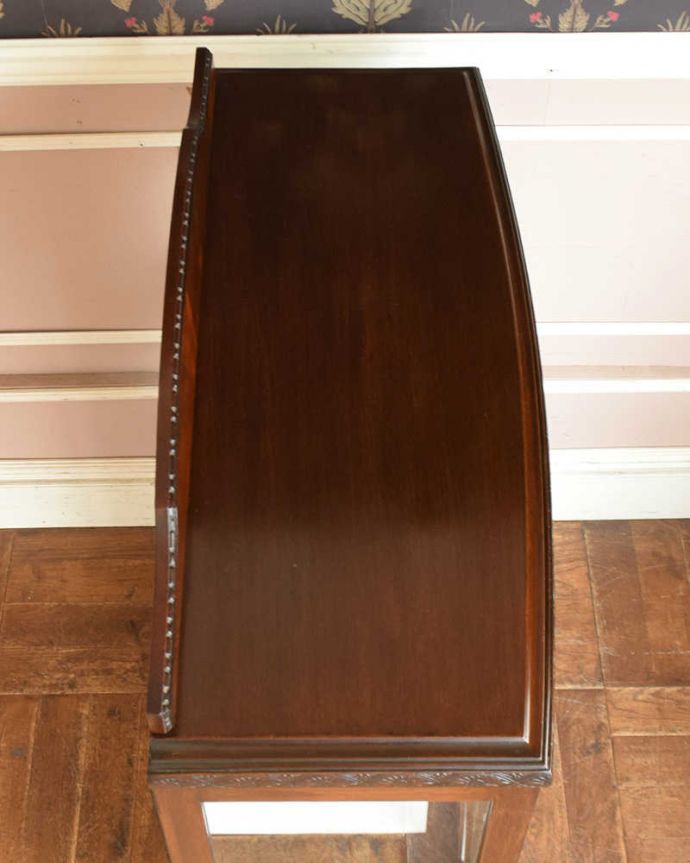 アンティークのキャビネット　アンティーク家具　クラシックな英国アンティーク家具、高級感たっぷりのガラスキャビネット。何を置こうかな･･･？上から見ると、天板はこんな感じ。(q-1105-f)