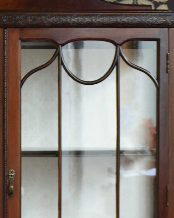 アンティークのキャビネット　アンティーク家具　クラシックな英国アンティーク家具、高級感たっぷりのガラスキャビネット。木の装飾が上品なアクセントにガラスももちろん当時のもの。(q-1105-f)