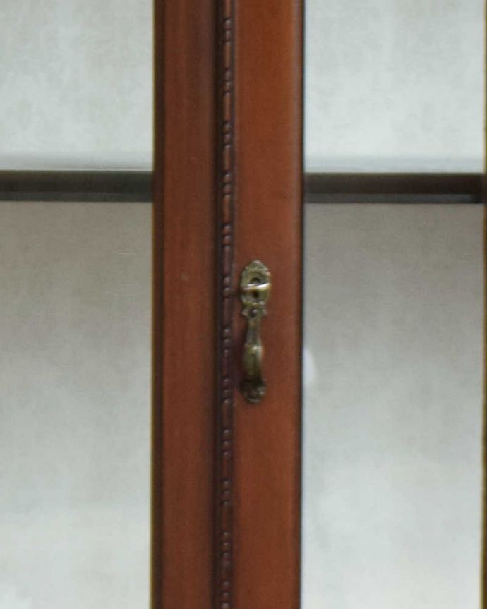 アンティークのキャビネット　アンティーク家具　クラシックな英国アンティーク家具、高級感たっぷりのガラスキャビネット。開ける度にワクワクする取っ手アンティークらしい取っ手がついています。(q-1105-f)