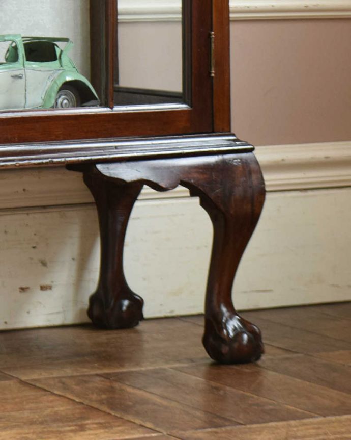 アンティークのキャビネット　アンティーク家具　クラシックな英国アンティーク家具、高級感たっぷりのガラスキャビネット。女性1人でラクラク運べちゃう仕掛けHandleのアンティークは、脚の裏にフェルトキーパーをお付けしています。(q-1105-f)