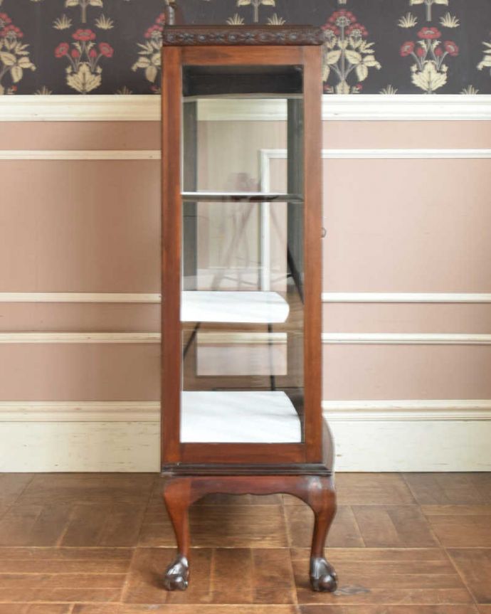 アンティークのキャビネット　アンティーク家具　クラシックな英国アンティーク家具、高級感たっぷりのガラスキャビネット。横から見てもステキ横から見るとこんな感じ。(q-1105-f)