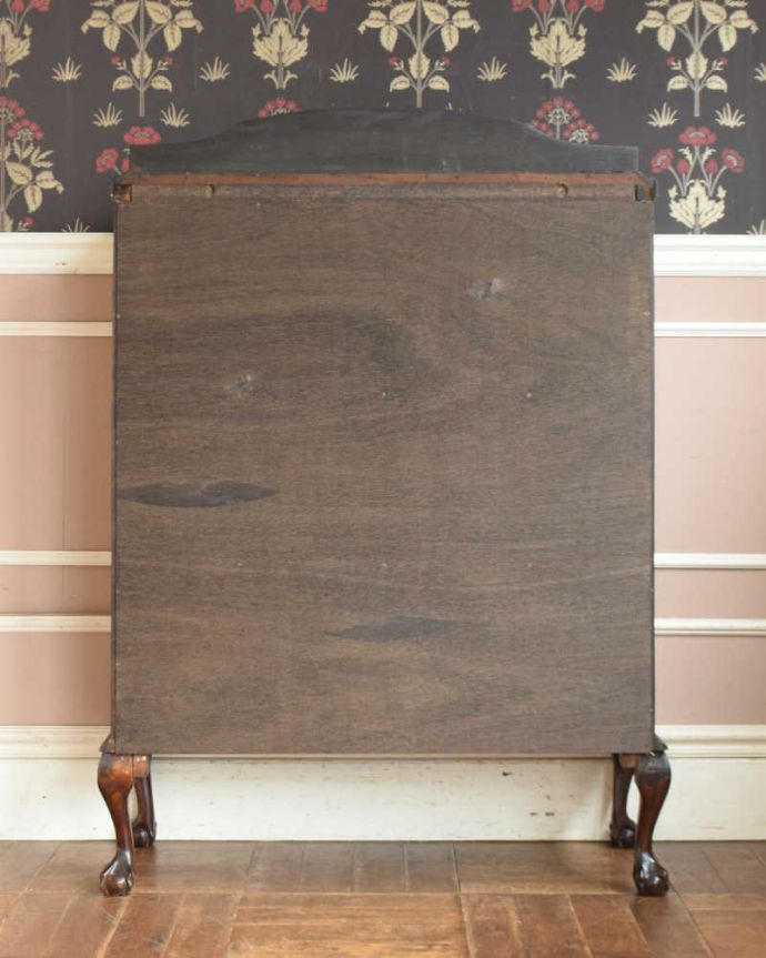 アンティークのキャビネット　アンティーク家具　クラシックな英国アンティーク家具、高級感たっぷりのガラスキャビネット。メンテナンスしてあるので後姿もキレイ！アンティークは新品ではないので、もちろん経年変化によるキズはありますが、専門の職人がキレイにお直しをしているので、後ろ姿までキレイです。(q-1105-f)