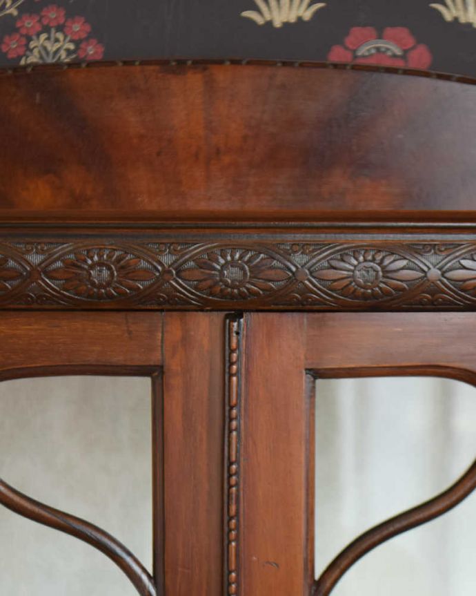 アンティークのキャビネット　アンティーク家具　クラシックな英国アンティーク家具、高級感たっぷりのガラスキャビネット。いろんな場所にこだわり彫のデザインもいろいろです。(q-1105-f)