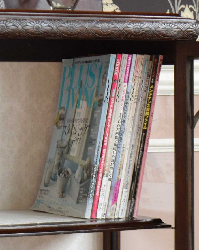 アンティークのキャビネット　アンティーク家具　クラシックな英国アンティーク家具、高級感たっぷりのガラスキャビネット。A4サイズの雑誌も収納できる優等生雑誌まで収納できる高さ！本や雑誌もたっぷり収納出来ます。(q-1105-f)