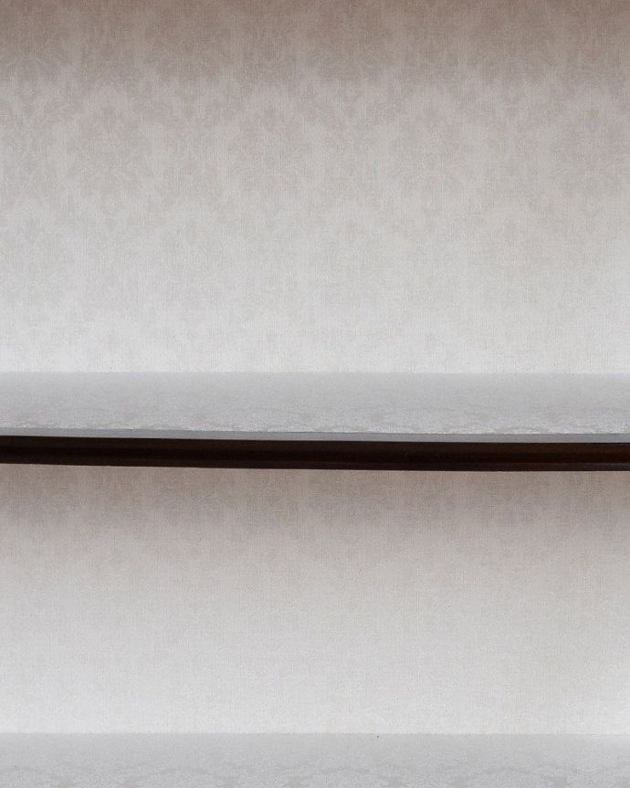 アンティークのキャビネット　アンティーク家具　クラシックな英国アンティーク家具、高級感たっぷりのガラスキャビネット。生地選びにもこだわりましたこのキャビネットに似合うように貼り地をセレクトしました。(q-1105-f)