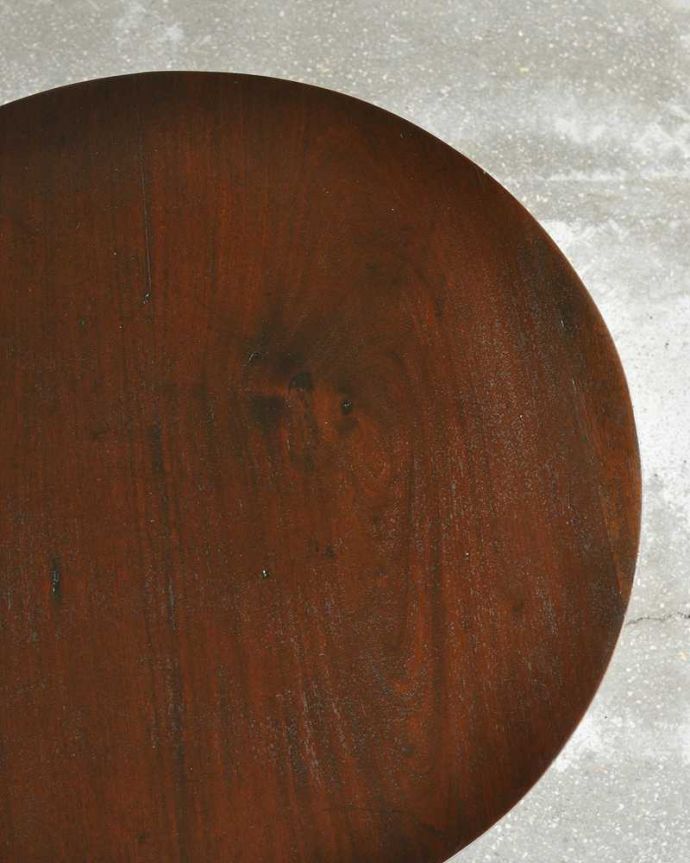 アンティークのテーブル　アンティーク家具　英国伝統の豪華な装飾に注目、重厚感たっぷりのアンティークティーテーブル。近づいてみるとこんな感じです。(q-1106-f)