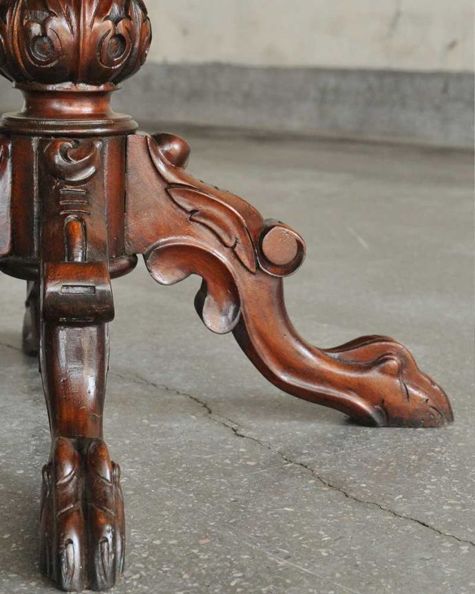 アンティークのテーブル　アンティーク家具　英国伝統の豪華な装飾に注目、重厚感たっぷりのアンティークティーテーブル。移動もラクラクHandleのアンティークは、脚の裏にフェルトキーパーをお付けしていますので、床を滑らせてれば移動が簡単です。(q-1106-f)