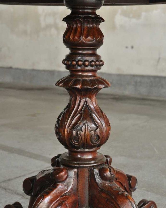 アンティークのテーブル　アンティーク家具　英国伝統の豪華な装飾に注目、重厚感たっぷりのアンティークティーテーブル。豪華な装飾に注目！英国伝統の豪華な装飾がたっぷりと入った贅沢なテーブルです。(q-1106-f)