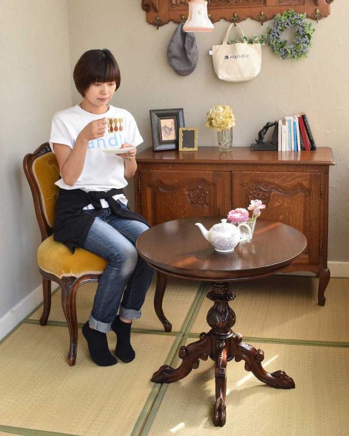 アンティークのテーブル　アンティーク家具　英国伝統の豪華な装飾に注目、重厚感たっぷりのアンティークティーテーブル。いろんな使い方が出来る、便利で優雅なテーブル置くだけで雰囲気をよくしてくれるオケージョナルテーブル。(q-1106-f)