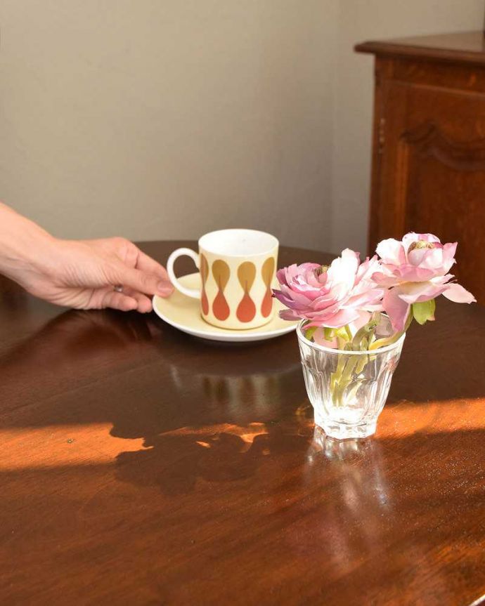 アンティークのテーブル　アンティーク家具　英国伝統の豪華な装飾に注目、重厚感たっぷりのアンティークティーテーブル。小さなテーブルとして便利に使えるので、使いたい場所にちょっと持って行って気軽に使ってみましょう。(q-1106-f)