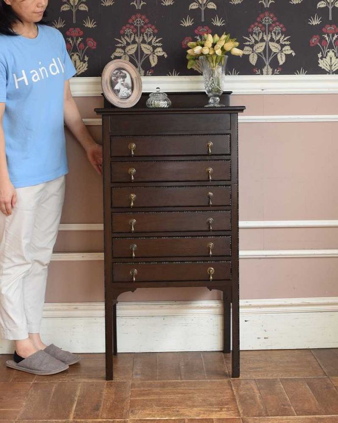 アンティークのチェスト アンティーク家具 アンティークの英国家具、マホガニー材のかっこいいチェスト。大人の雰囲気漂う英国スタイルのチェストです。(q-1110-f)