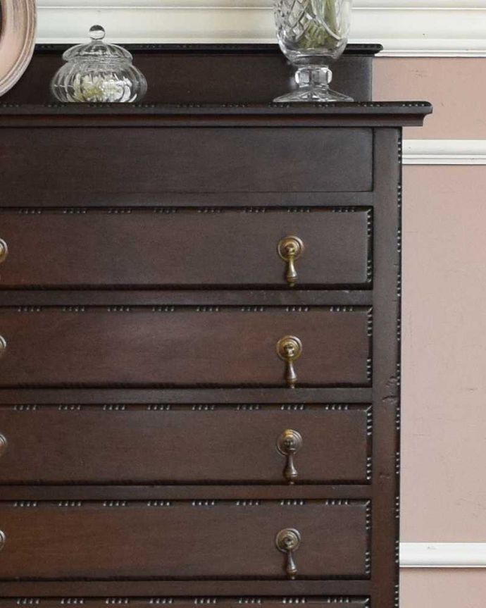 アンティークのチェスト アンティーク家具 アンティークの英国家具、マホガニー材のかっこいいチェスト。「見せる収納」は、置く場所を選びませんチェストと言っても見た目が素敵なので、お部屋の中で一番目立つ場所に置いて使ってみて下さい。(q-1110-f)