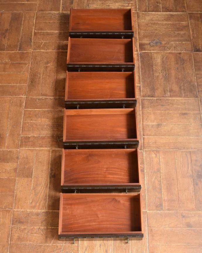 アンティークのチェスト アンティーク家具 アンティークの英国家具、マホガニー材のかっこいいチェスト。キレイに修復したので、何を入れてもOK!もちろん引き出しの中も職人さんがキレイに修復したので、お洋服はもちろん、いろんなものを収納して実用的に使って下さい。(q-1110-f)