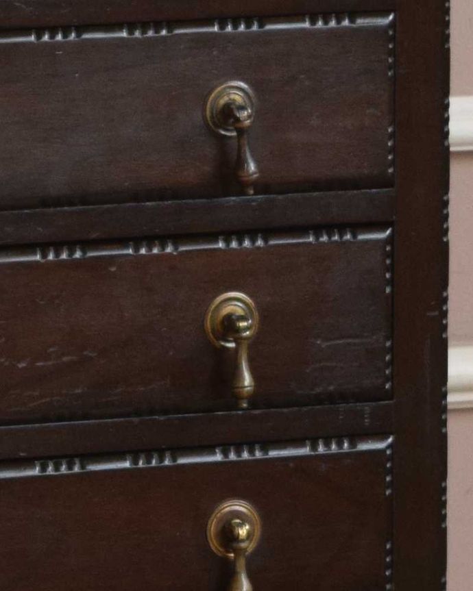 アンティークのチェスト アンティーク家具 アンティークの英国家具、マホガニー材のかっこいいチェスト。取っ手もアンティークらしいデザインアンティーク家具は、取っ手のようなパーツも、なんだか高級感があるんですよね。(q-1110-f)
