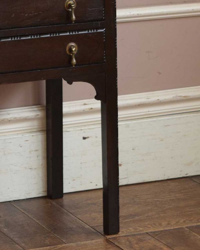 アンティークのチェスト アンティーク家具 アンティークの英国家具、マホガニー材のかっこいいチェスト。女性1人でラクラク運べちゃう仕掛けHandleのアンティークは、脚の裏にフェルトキーパーをお付けしています。(q-1110-f)