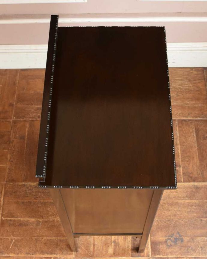 アンティークのチェスト アンティーク家具 アンティークの英国家具、マホガニー材のかっこいいチェスト。上から見ると・・・天板はこんな感じです。(q-1110-f)