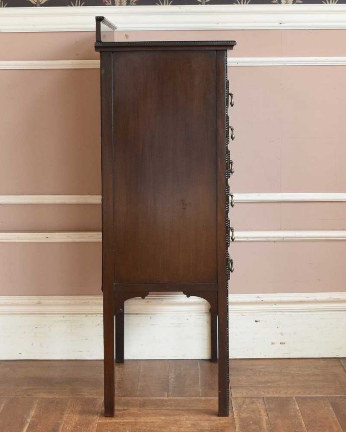 アンティークのチェスト アンティーク家具 アンティークの英国家具、マホガニー材のかっこいいチェスト。横から見てもステキ横から見るとこんな感じ。(q-1110-f)