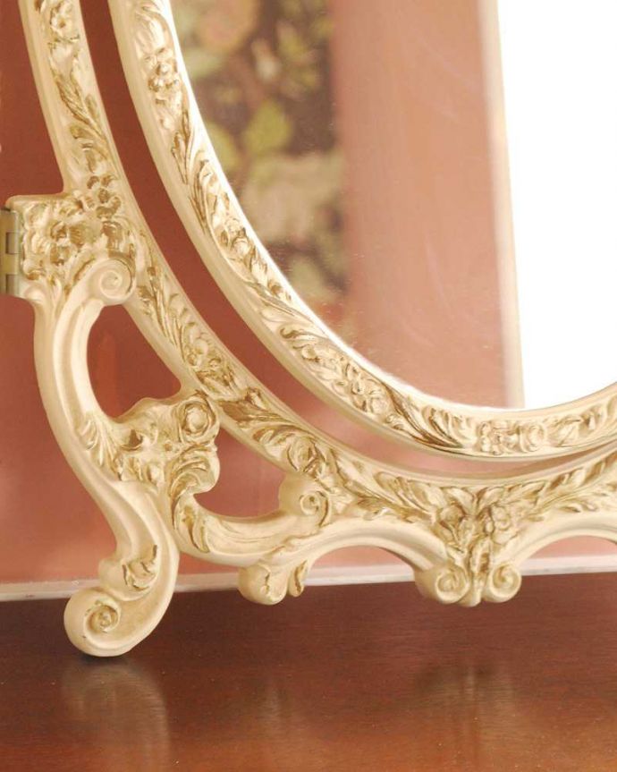 アンティーク ミラー（鏡）　アンティーク雑貨　小さなリボンがついた可愛いフランスアンティークのスタンドミラー（三面鏡）。脚元にも女性らしい彫り。(q-112-z)