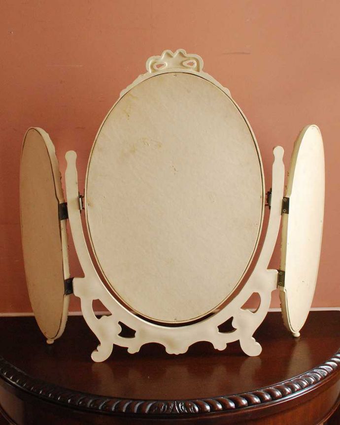 アンティーク ミラー（鏡）　アンティーク雑貨　小さなリボンがついた可愛いフランスアンティークのスタンドミラー（三面鏡）。裏側を見てみると…アンティークなので多少のキズ・汚れがある場合がありますがキレイなものを買い付けてきたのでご了承下さい。(q-112-z)