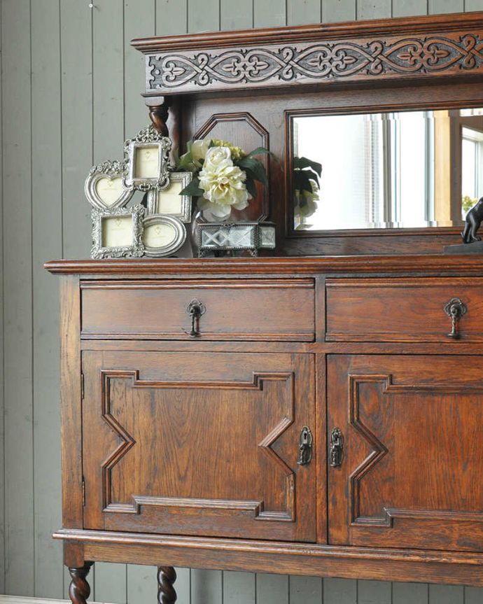 アンティークのキャビネット　アンティーク家具　ミラー付きツイストの英国アンティーク家具、オーク材のミラーバックサイドボード。見た目も美しい収納力バツグンのサイドボード。(q-1124-f)