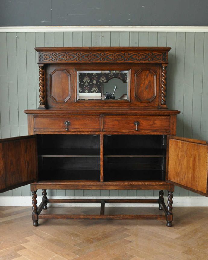 アンティークのキャビネット　アンティーク家具　ミラー付きツイストの英国アンティーク家具、オーク材のミラーバックサイドボード。扉を開けて中を見てみると･･･扉収納はこんな風になっています。(q-1124-f)