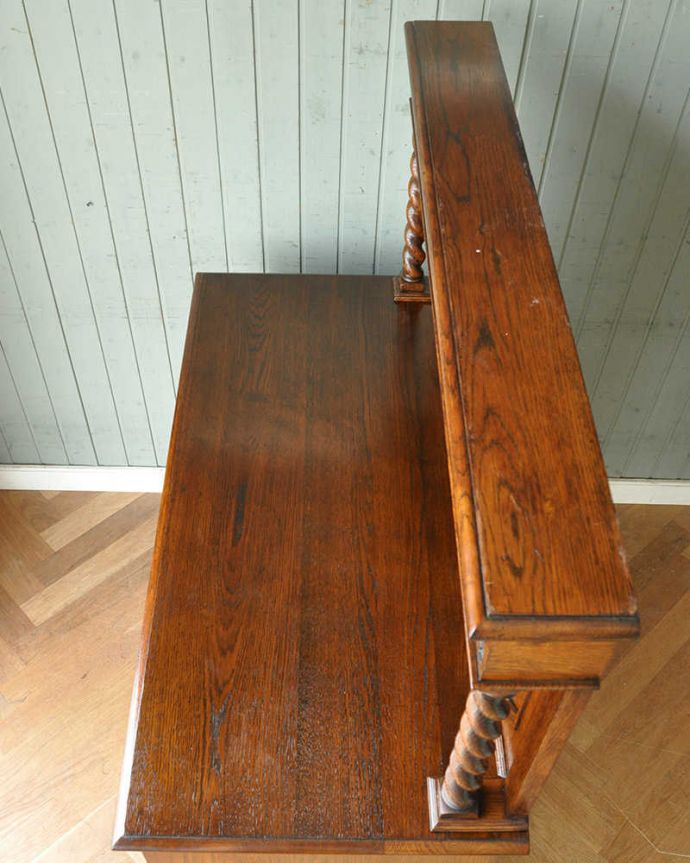 アンティークのキャビネット　アンティーク家具　ミラー付きツイストの英国アンティーク家具、オーク材のミラーバックサイドボード。天板部分もキレイに修復しました。(q-1124-f)