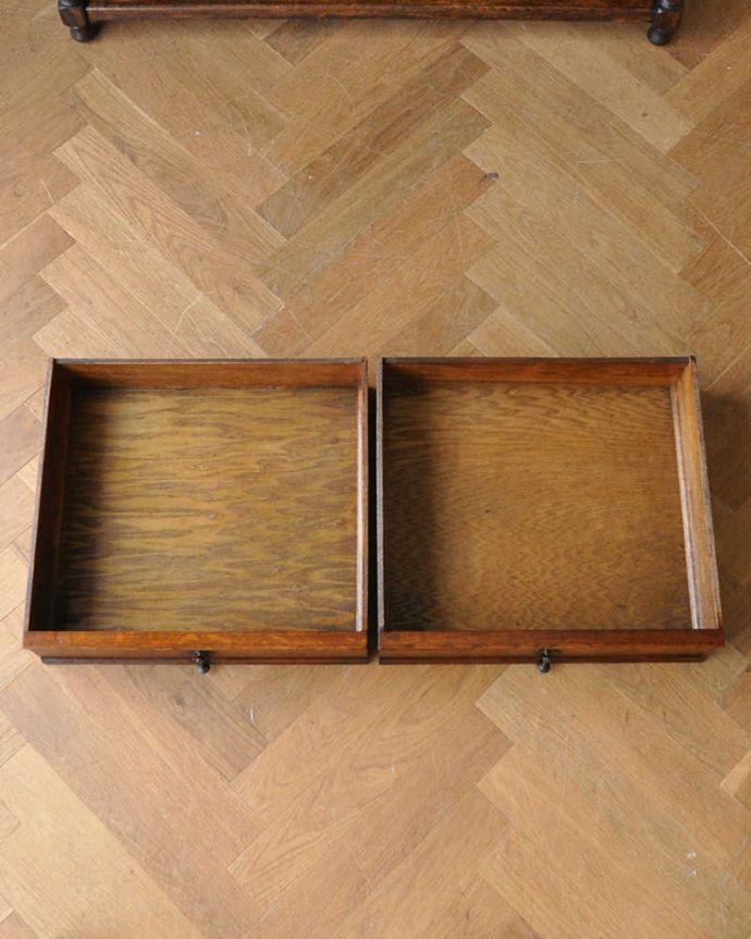 アンティークのキャビネット　アンティーク家具　ミラー付きツイストの英国アンティーク家具、オーク材のミラーバックサイドボード。引き出しの中もキレイに修復しました引き出しは手前が1段目。(q-1124-f)