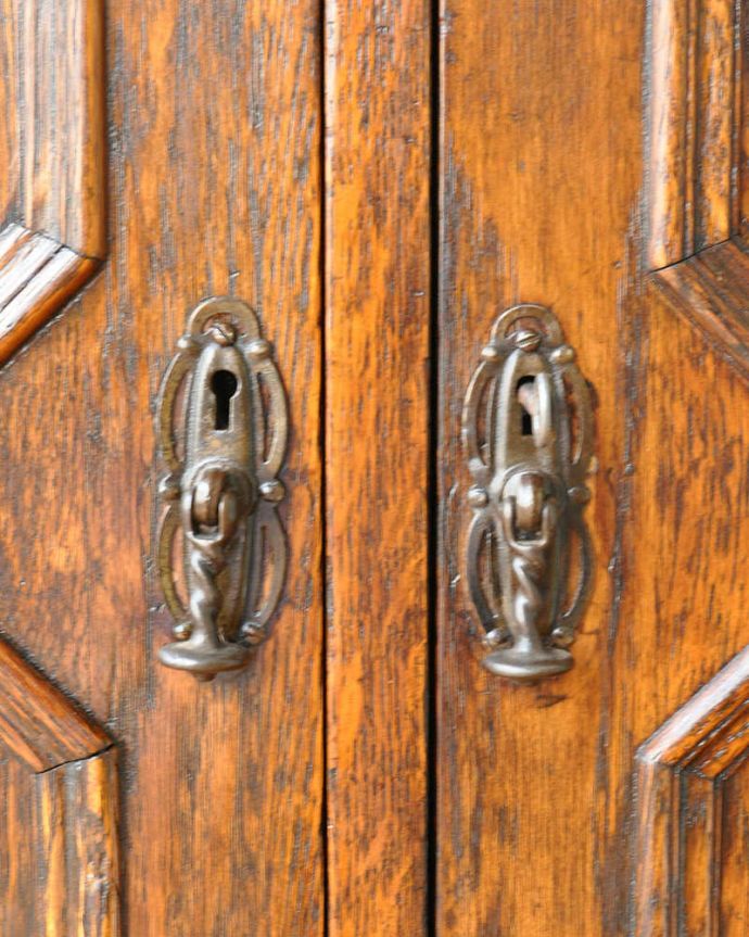 アンティークのキャビネット　アンティーク家具　ミラー付きツイストの英国アンティーク家具、オーク材のミラーバックサイドボード。アンティークらしい素敵な取っ手デザインが美しい取っ手。(q-1124-f)