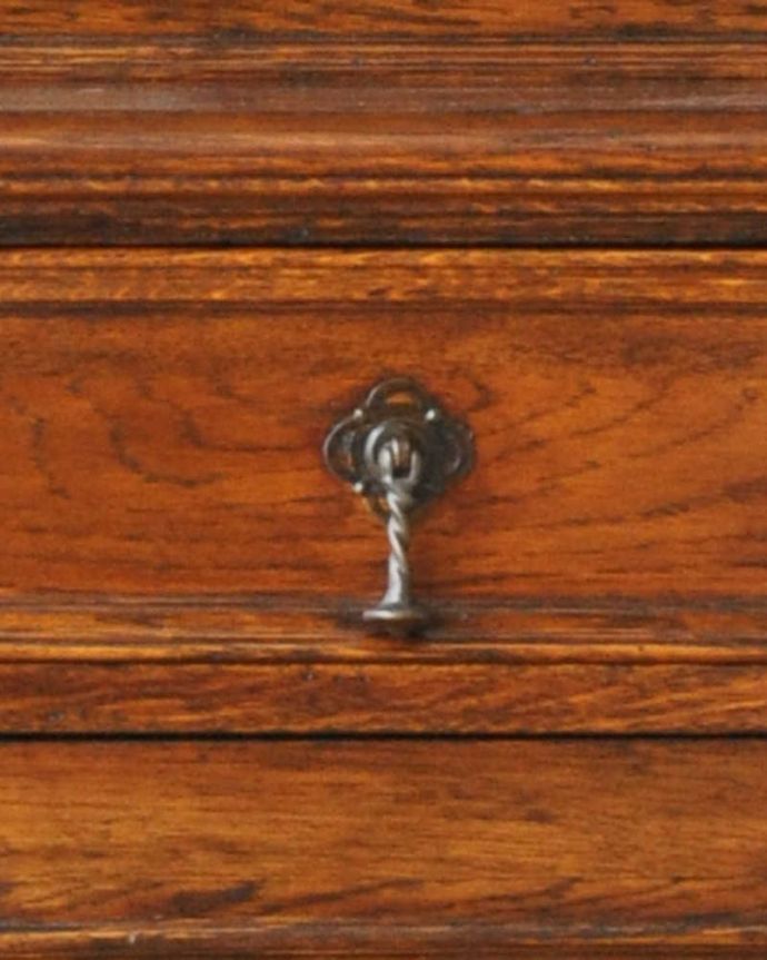 アンティークのキャビネット　アンティーク家具　ミラー付きツイストの英国アンティーク家具、オーク材のミラーバックサイドボード。開けるたびに、ワクワクしちゃう。(q-1124-f)