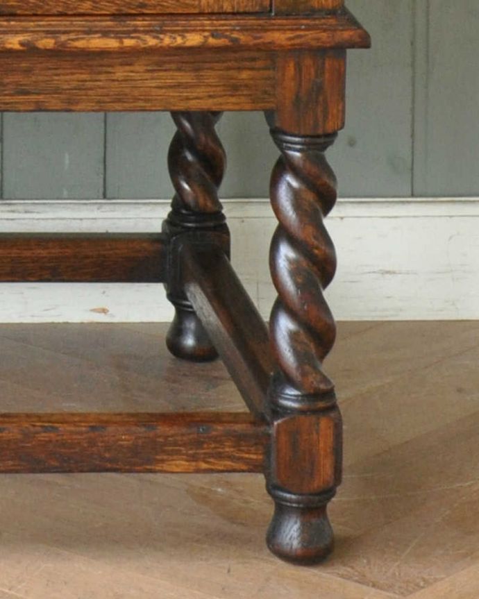 アンティークのキャビネット　アンティーク家具　ミラー付きツイストの英国アンティーク家具、オーク材のミラーバックサイドボード。女性でも運べちゃう理由は･･･Handleのアンティークは、脚の裏にフェルトキーパーをお付けしていますので、重い家具でも床を滑らせれて移動する事が出来ます。(q-1124-f)